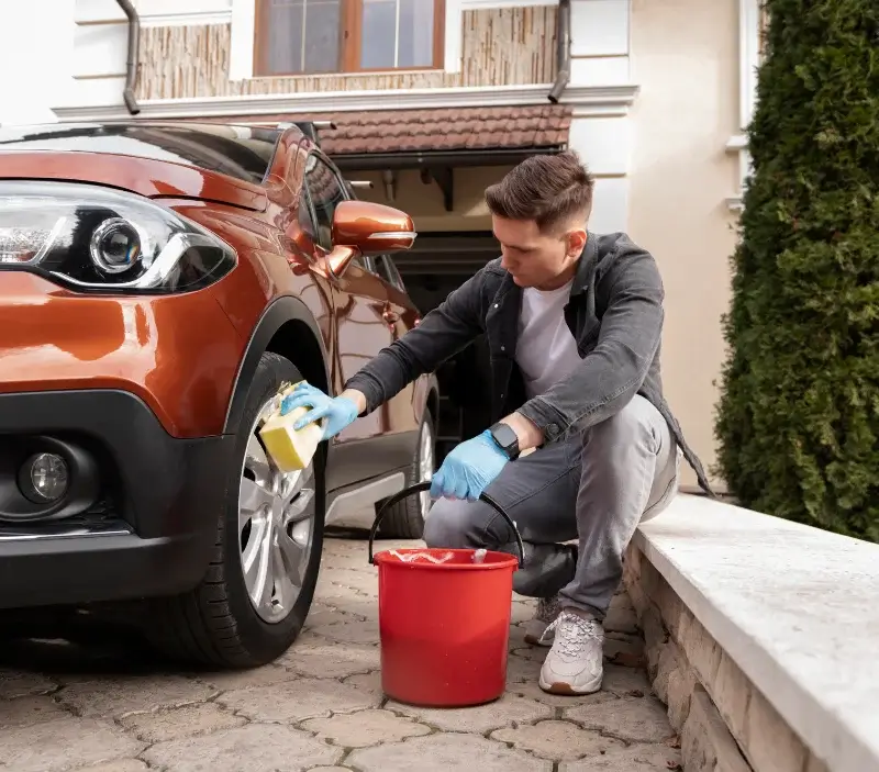 Lavage auto à domicile Saint-Senoch : professionnel intervenant sur un véhicule